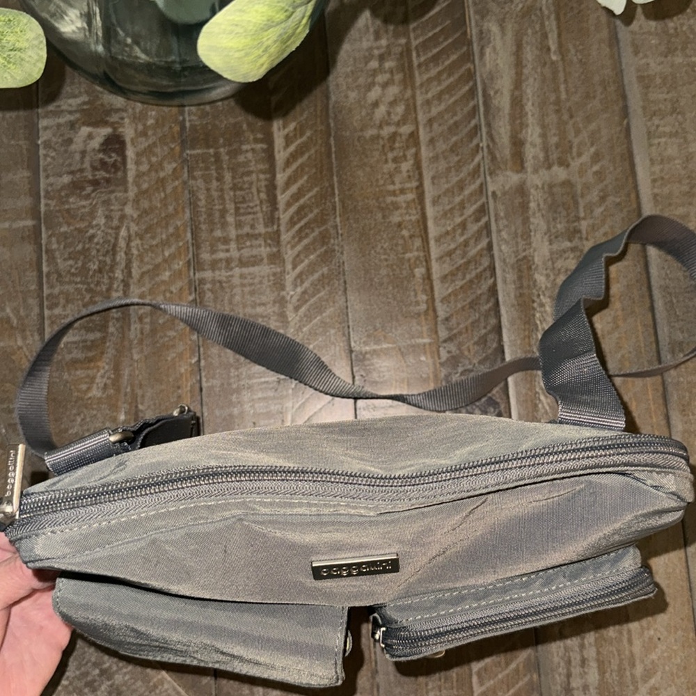 NWT, Baggallini, crossbody canyon bag . - Picture 5 of 6